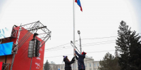 Участник СВО поднял флаг России на церемонии открытия Рождественского полумарафона в Омске - Газета К новым рубежам