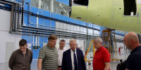 Полпред Анатолий Серышев ознакомился с процессом сборки пассажирского авиалайнера МС-21 на Иркутском авиационном заводе - Газета К новым рубежам