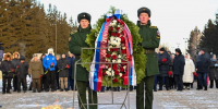 В Омске почтили память Героев Отечества минутой молчания и возложением цветов к монументам воинской славы в Парке Победы - Газета К новым рубежам
