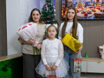 Губернатор Виталий Хоценко исполнил новогодние мечты девочек из многодетной семьи в Таре